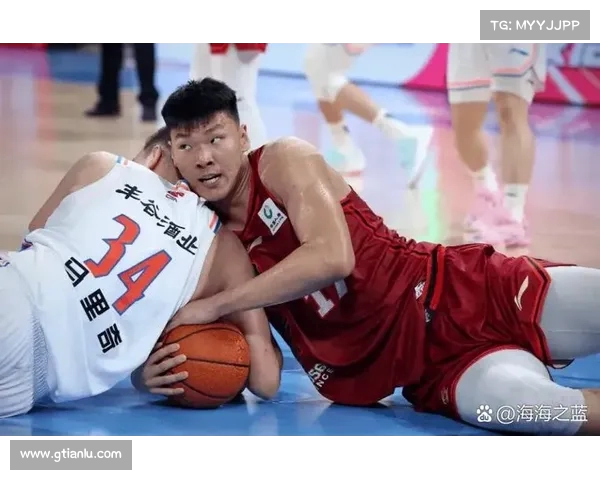 CBA赛场背后的精彩瞬间 球员互动与赛后趣事大揭秘 CBA赛场背后的精彩瞬间 球员互动与赛后趣事大揭秘